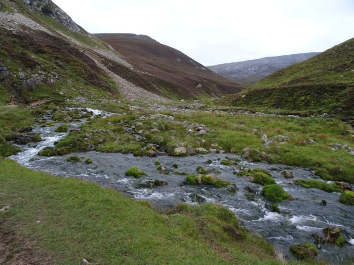 The river (Allt nan Uamh) is actually that dry bed up the right hand side. The water on the left comes from the spring (see how it stops at the wall)