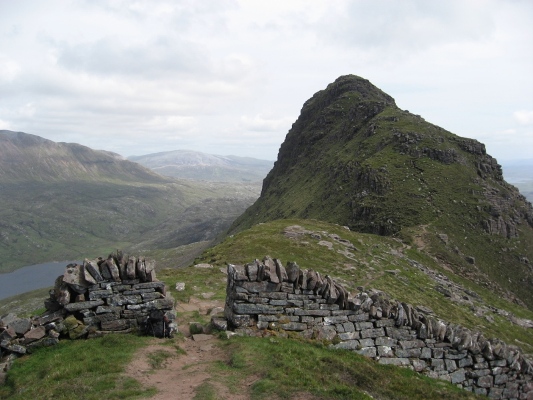 Someone else's photo of the stone wall across Suilven's ridge (from: http://hawkins.cx/gallery/main.php/v/scotland_june2008/IMG_1346.JPG.html)