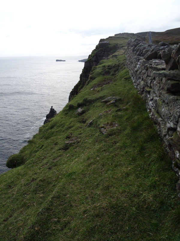 A very narrow gap to walk between the cliffs and the wall!