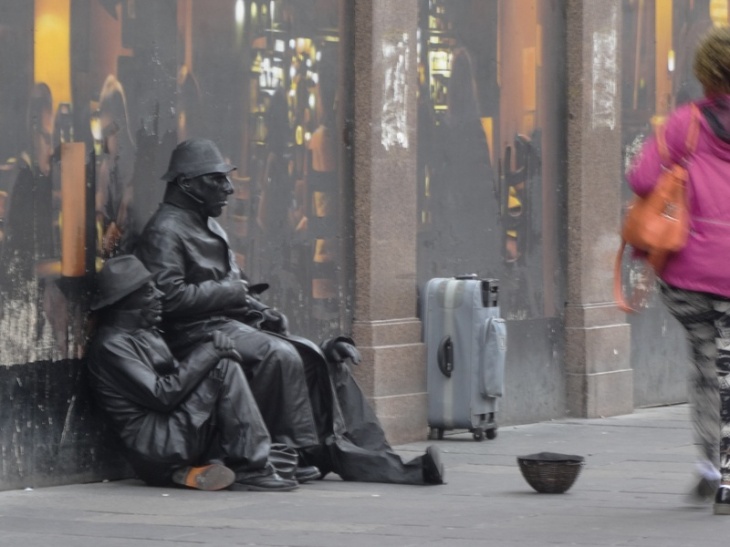 Human statues (long-ish shutter speed - see how the woman is blurred but they're still sharp?)