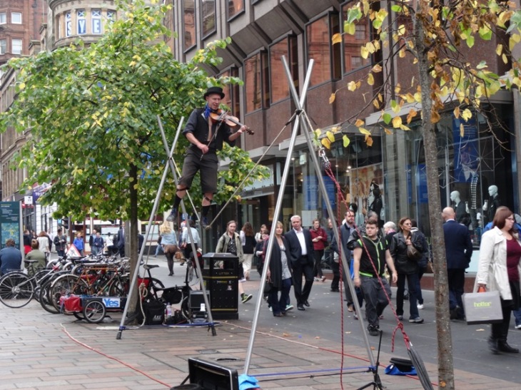 A tightope fiddle player (although the rope isn't very tight!). The previous day he'd been wearing a kilt!! Pretty daring on a tightrope!